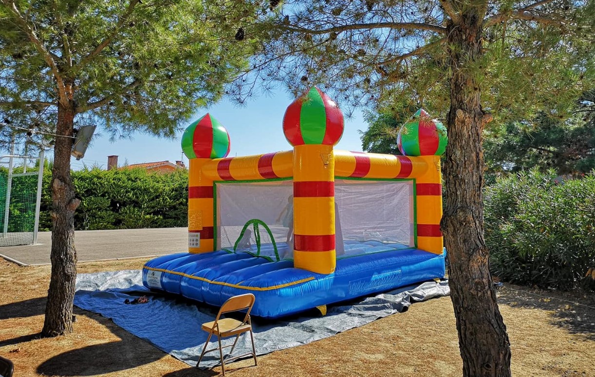 Château gonflable dans un camping