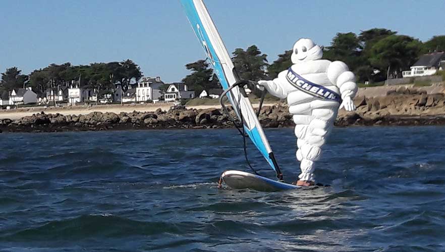 Bibendum Michelin sur une planche à voile