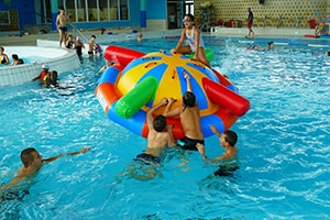 Un Jeu Gonflable Aquatique au milieu de sa piscine