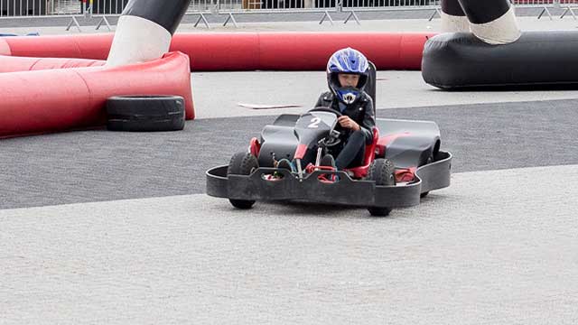 Karting au sein d'un circuit gonflable