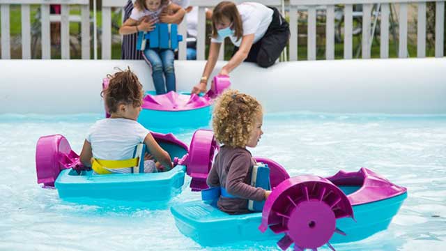 Bassin gonflable avec bateau pour enfants