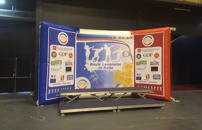 Triptyque Gonflable : l'écran pouvant servir de podium